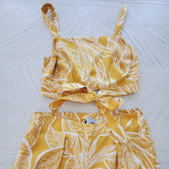 🍌Two Piece Banana Leaf Pant Suit 🍌 - Picture 2 of 9